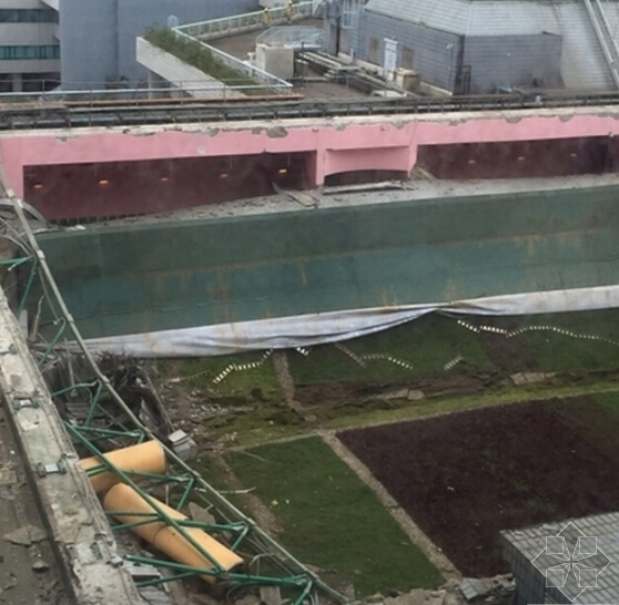 【事故】香港城市大学九百平米体育馆屋顶坍塌！是豆腐渣还是过重？