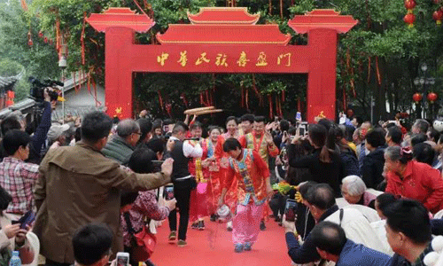 来自凤岗本地的几对客家青年情侣，也展示了传统客家婚俗文化。