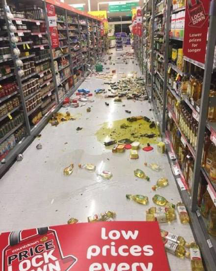 超市货架上的商品被震掉在地上