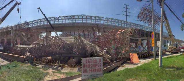 在建市政桥工程脚手架发生倒塌