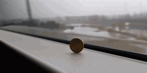 小硬币在高铁窗台上屹立不倒！