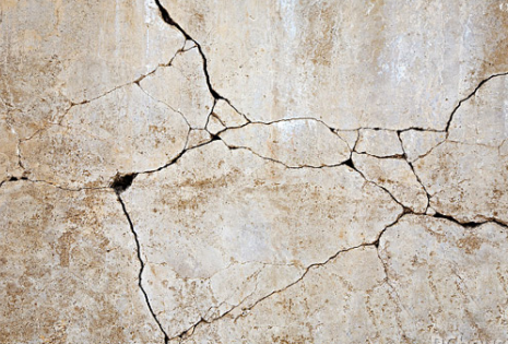 房屋建筑的墙面出现裂缝问题应怎么修补？