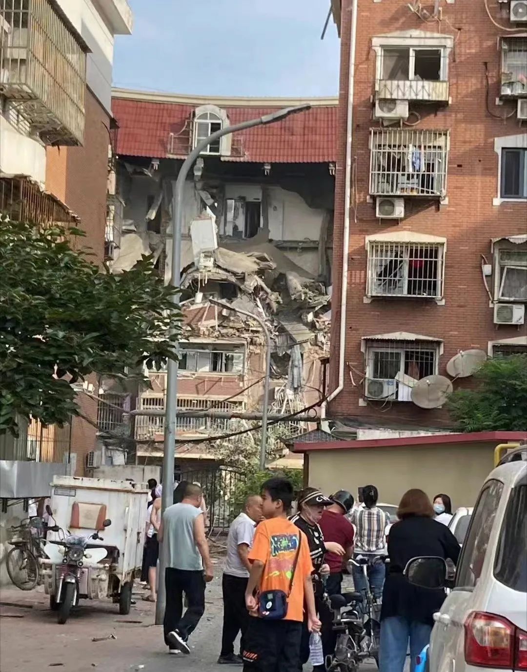 突发！天津发生爆炸事故，一栋六层建筑损毁！