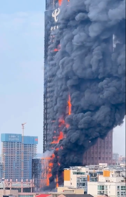 突发！长沙电信大厦从裙楼烧穿到楼顶，火光冲天！