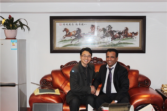 上海悍马总经理与海外客户合影 上海悍马总经理与海外客户合影