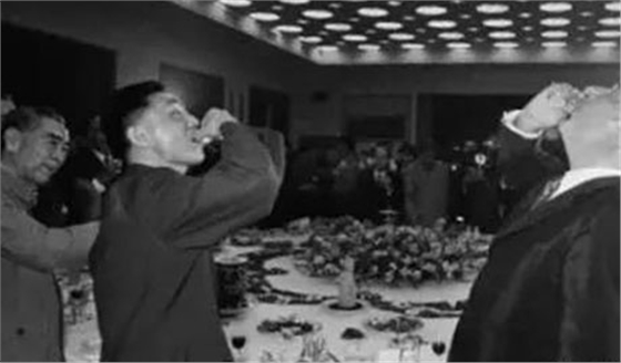 王洪文和法国总统蓬皮杜玩“一口闷” 王洪文和法国总统蓬皮杜玩“一口闷”