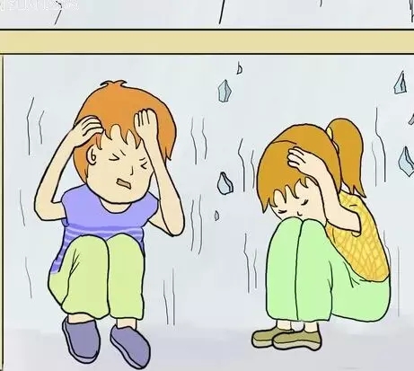 把重心降低，采取蹲或坐姿