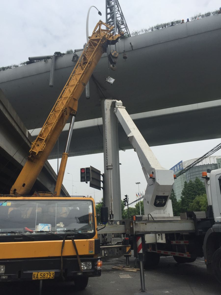 中环高架桥开裂脱位