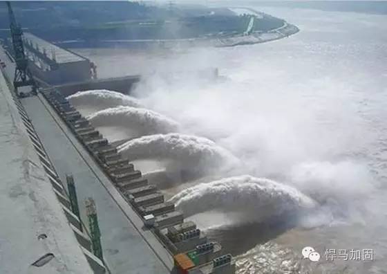 葛洲坝泄水图 葛洲坝泄水图