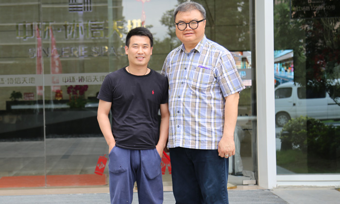 图一:施经理与马来客户合影 图一:施经理与马来客户合影