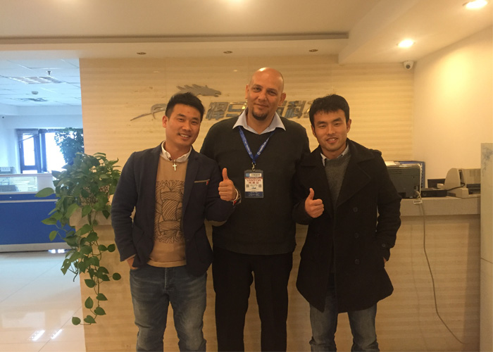 悍马施经理、外贸工程师接待沙特客户(中) 悍马施经理、外贸工程师接待沙特客户(中)