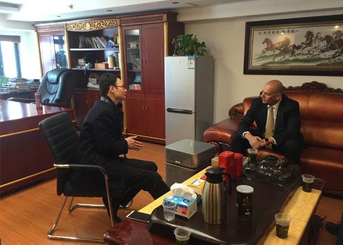 悍马韩总与沙特客户(右)交流 悍马韩总与沙特客户(右)交流