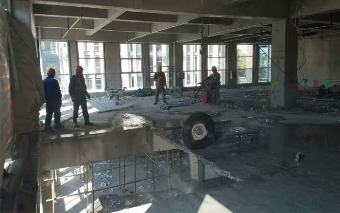 施工工人正在工作