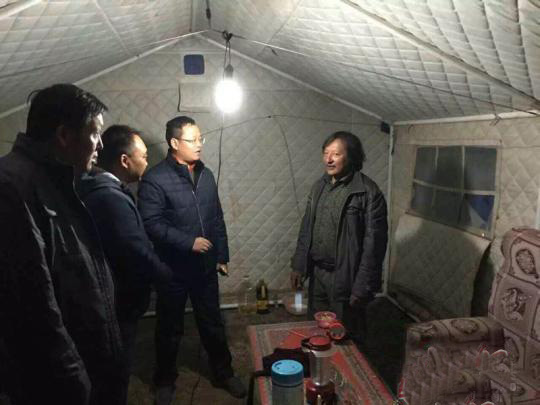 联合工作组抵达震中多加村后与住进帐篷的牧民了解相关情况