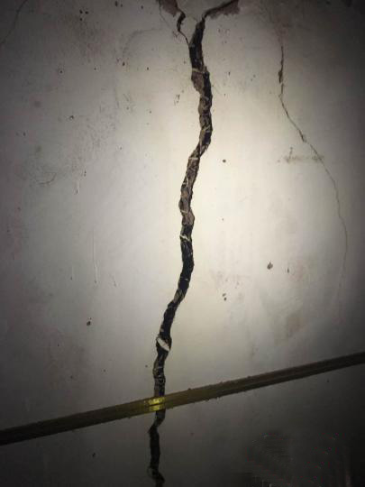 震中多加村房屋出现的裂缝 震中多加村房屋出现的裂缝