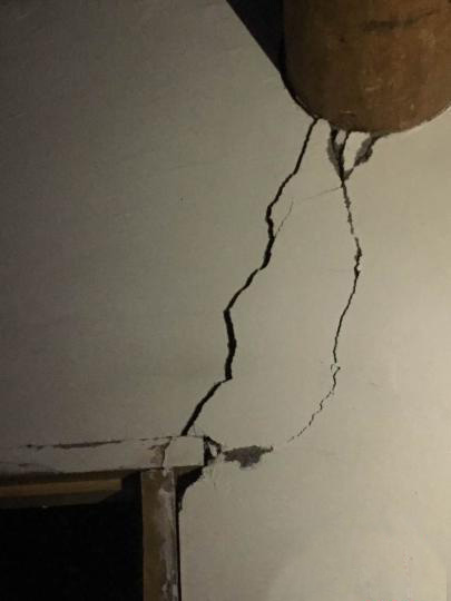 震中多加村房屋出现的裂缝 震中多加村房屋出现的裂缝