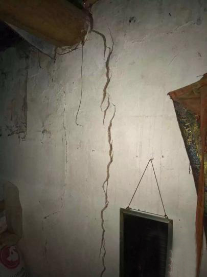 震中多加村房屋出现的裂缝 震中多加村房屋出现的裂缝