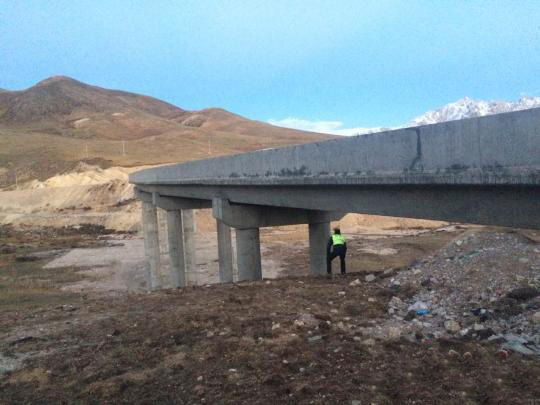 路政人员排查杂多县城周边的公路桥梁 路政人员排查杂多县城周边的公路桥梁