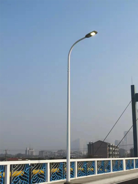 路旁的栏杆全部重新油漆 路旁的栏杆全部重新油漆