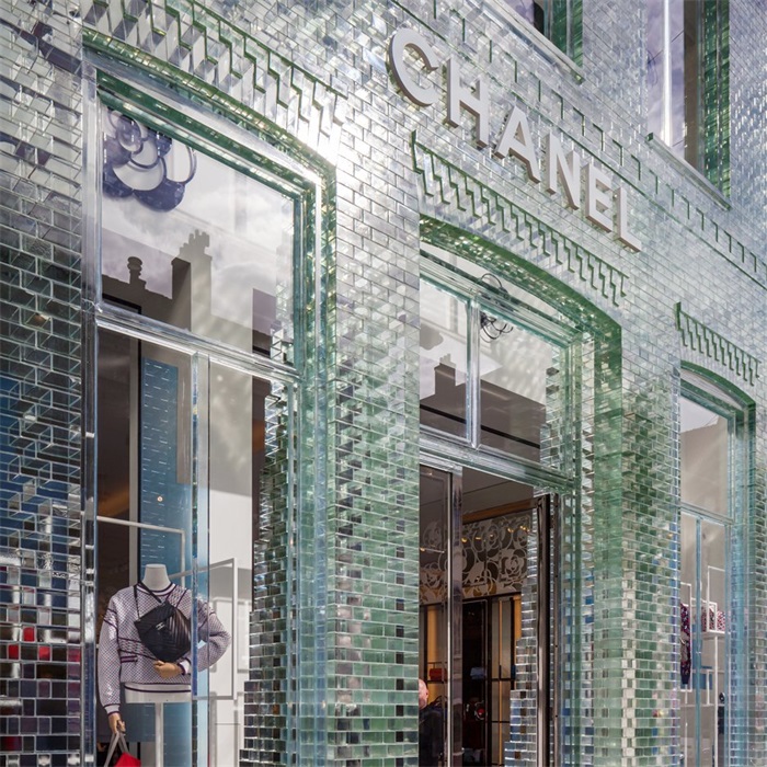 MVRDV用“比混凝土还强”的玻璃砖石重塑香奈儿门店的传统外立面
