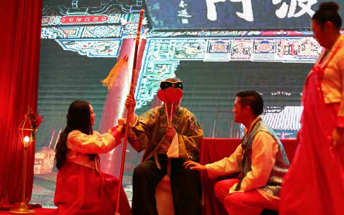 杨八妹的扮演者---大韩（右）