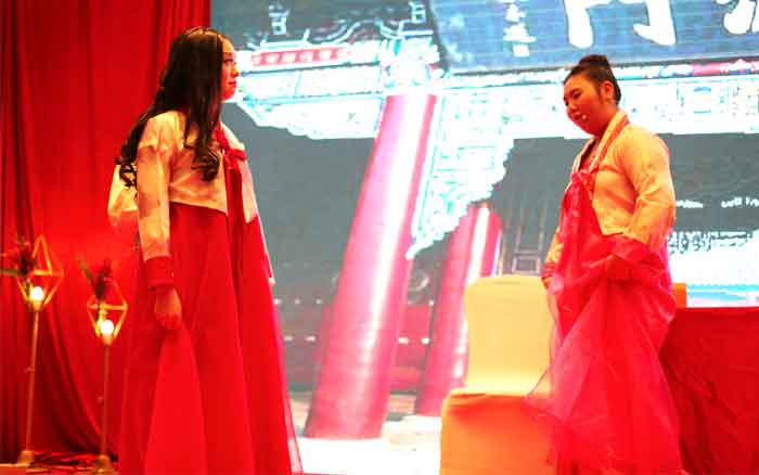 杨八妹的扮演者---大韩（右）