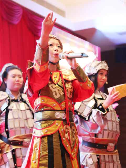 姑娘，表情用力过猛~