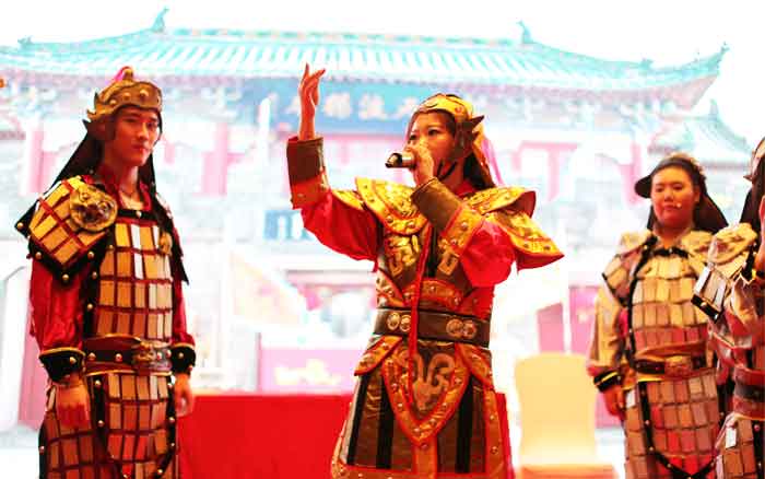 姑娘，表情用力过猛~