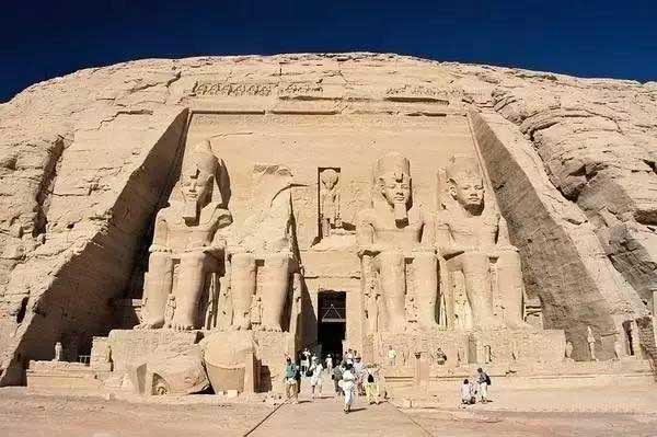 阶梯金字塔（左塞尔金字塔）这来可倒好，整个埃及刮起了狂建金字塔的风暴，这种石头建的建筑简直是持久又牢固。埃及周边基本都是大沙漠和石灰石为主的山脉，没有那么多硬石头，最后法老宁可从埃及南部的阿斯旺800公里运来花岗岩，而采集石头的技术也是很神奇，他们把石头凿出裂缝把木头插进去然后灌水，等到木头一膨胀，石头就裂开了，总之这么一来更为庞大的胡夫金字塔就建成了。不过说到采石头这个阿斯旺，这地方的好处在于，是真的有山有水。等到埃及的中王国后的混乱时代，埃及南部的大祭司权利越来越大，象征祭司权利的神庙开始大量修建，等到新王国时期的很有名的一个法老拉美西斯二世的时代，人家就在阿斯旺这边建了一个极大的神庙——