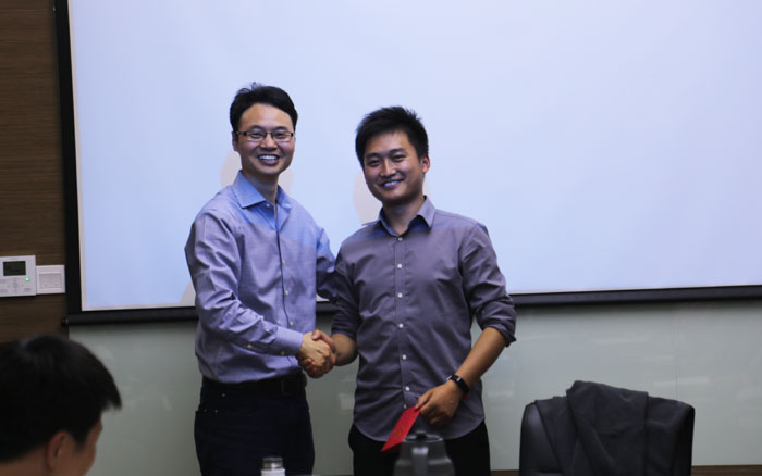 悍马韩总为PK赛三连冠冠军颁奖 悍马韩总为PK赛三连冠冠军颁奖