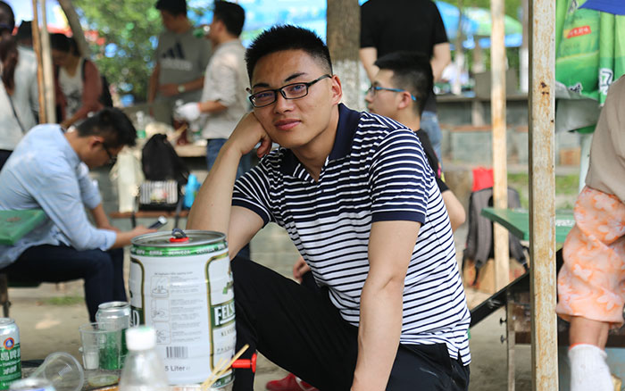 酒后微醺自妩媚，但看花下谁人识？