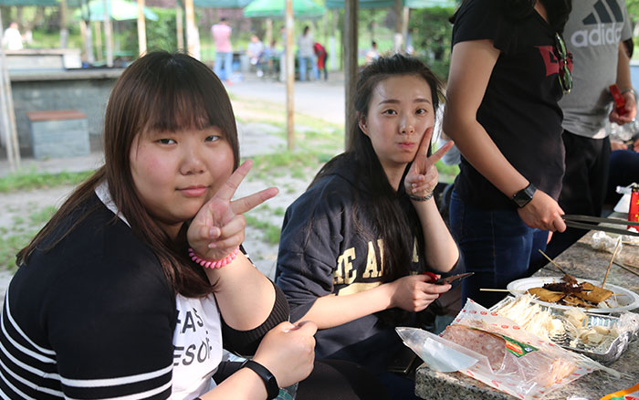 能不能换个拍照姿势，不要太同步......