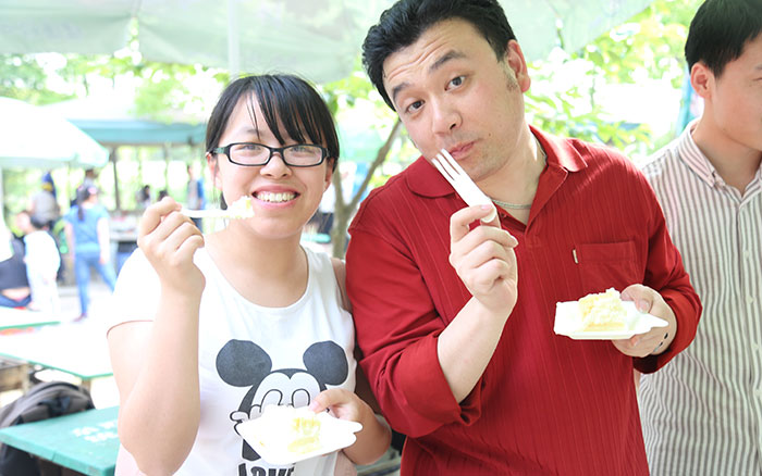 笑得那么认真~笑得那么认真~