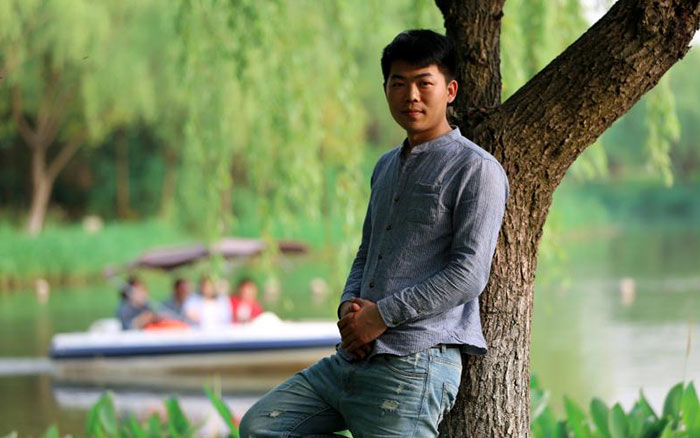 手未若柔荑，肤不如凝脂，潇洒男儿，皎如玉树临风前。