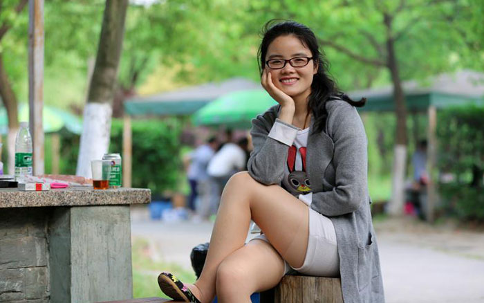 纤腰楚楚，彼美人兮，悍马之人兮。 