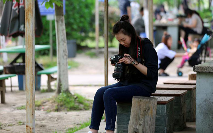 娴静犹如花照水，低头但见少女羞。