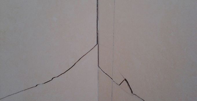 屋面、楼板、墙体裂缝用什么材料好？