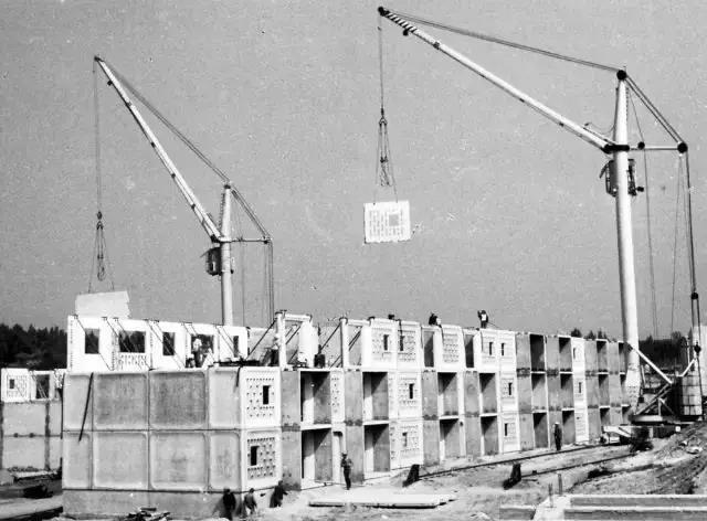 安装KPD工厂生产的混凝土面板，1970年代智利施工现场