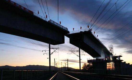 京张高铁土木特大桥空中实现精准对接
