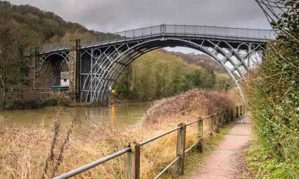 铁桥（30m，1779年，英国）