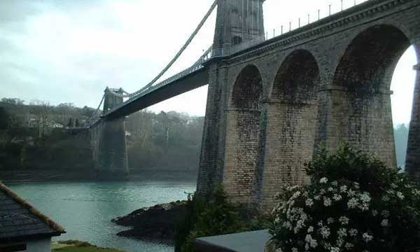 梅奈海峡大桥（177m，1827年，威尔士） 