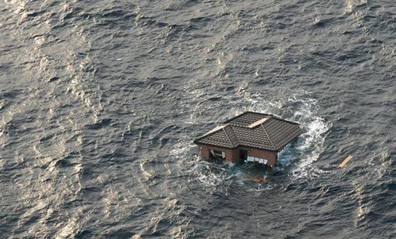 被海啸带进太平洋的日本房屋，漂了一个月后依然没有散架