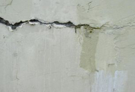 住宅房屋的墙面出现裂缝问题应怎么修补？