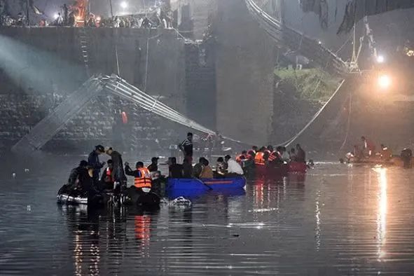 突发！印度一吊桥坍塌，已致141人死亡！