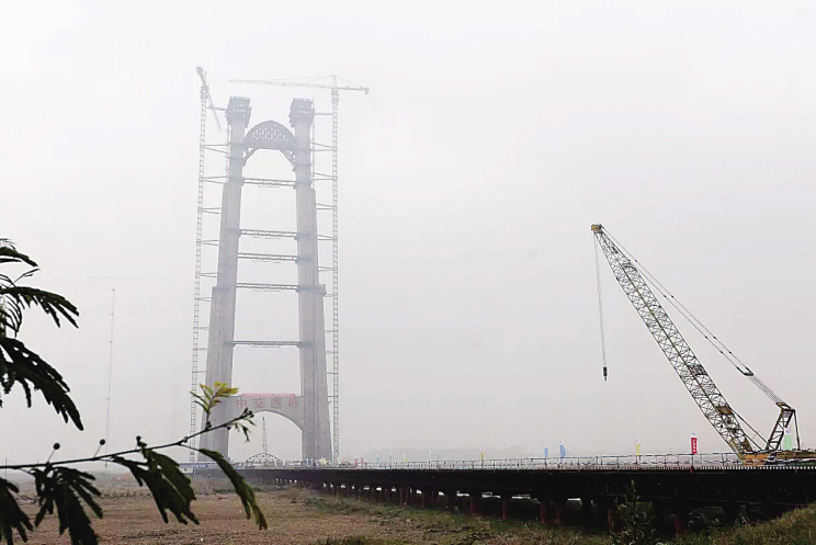 大跨钢桁梁悬索桥“洞庭湖大桥”索塔封顶