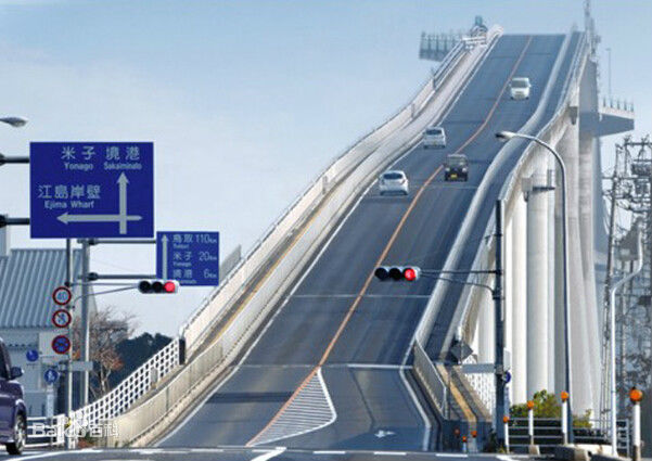日本江岛大桥奇葩，过桥犹如过山车！