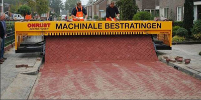 施工新技术------德国铺路机砌墙机