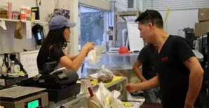 <font color="red">巾帼不让须眉!彪悍女子击毙美国悍匪震惊全世界!</font> <font color="red">巾帼不让须眉!彪悍女子击毙美国悍匪震惊全世界!</font>