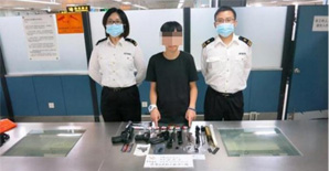 少女带枪弹入关将留案底 毁她一生的竟然是...... 少女带枪弹入关将留案底 毁她一生的竟然是......