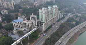 轻轨穿楼而过场面震撼！重庆这么牛的建筑见过没？